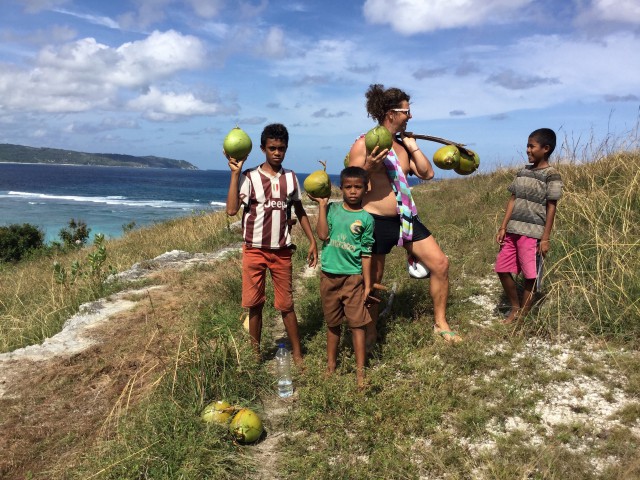 Młodzi sprzedawcy kokosów, Sumba