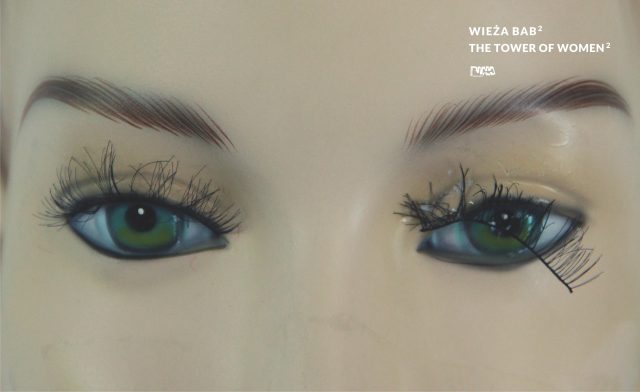 Poziome zdjęcie przedstawiające parę oczu kobiecego manekina. Brązowe brwi, zielone tęczówki i rzęsy, z czego ta po prawej stronie jest prawie odklejona od oka.