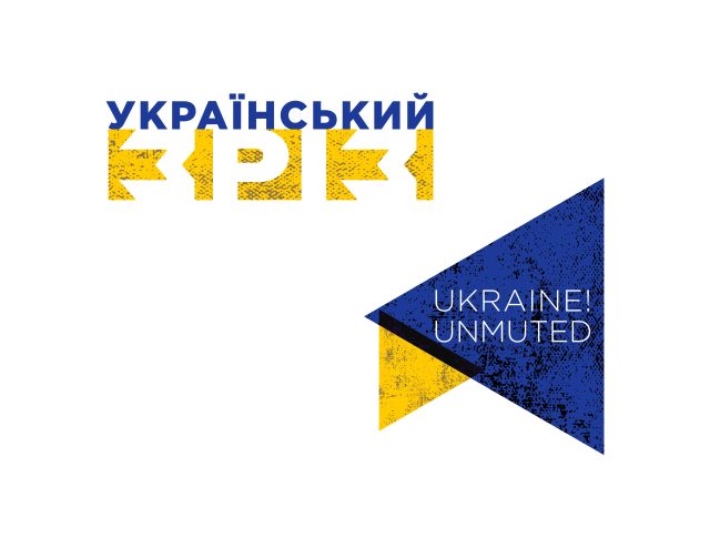 Grafika w formie poziomego prostokąta. Na białym tle na górze po lewej w języku ukraińskim dwuczłonowy napis UKRAIŃSKI / ZRIZ. Pierwsze słowo na górze w kolorze niebieskim, drugie słowo na dole pod nim, w negatywie, czyli białe litery na żółtym tle. Z prawej strony po środku boku niebieski duży trójkąt równoboczny przyklejony jednym z boków do brzegu grafiki. W środku biały delikatny napis UKRAINE! / UNMUTED. Trójkąt przypomina grot wskazujący na lewo. Do jego dolnej krawędzi dotyka mniejszy żółty trójkąt równoboczny. Oba trójkąty są o nieco brudnej powierzchni, w obu przypadkach nie jest to jednolity kolor, z lekkimi zakłóceniami.